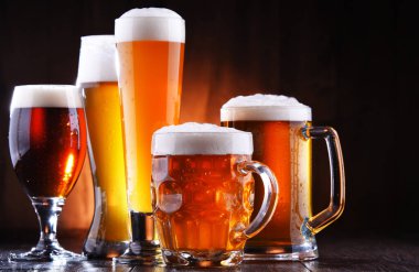 Çeşitli türde bira bardaklarıyla kompozisyon