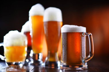 Çeşitli türde bira bardaklarıyla kompozisyon