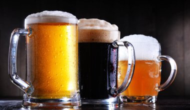 Çeşitli türde bira bardaklarıyla kompozisyon