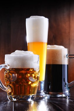 Çeşitli türde bira bardaklarıyla kompozisyon