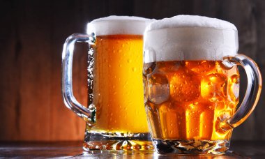 Çeşitli türde bira bardaklarıyla kompozisyon