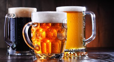 Çeşitli türde bira bardaklarıyla kompozisyon