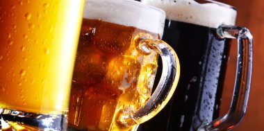 Çeşitli türde bira bardaklarıyla kompozisyon