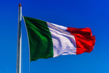İtalya 'nın ulusal bayrağı mavi gökyüzünde rüzgarda dalgalanıyor