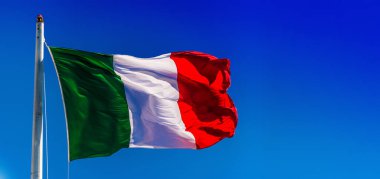 İtalya 'nın ulusal bayrağı mavi gökyüzünde rüzgarda dalgalanıyor