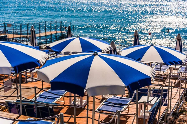 Deštníky Skalnaté Pláži Během Horkého Letního Dne — Stock fotografie
