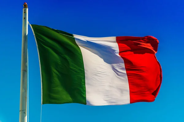 Nationalflagge Italiens Weht Wind Über Blauem Himmel — Stockfoto
