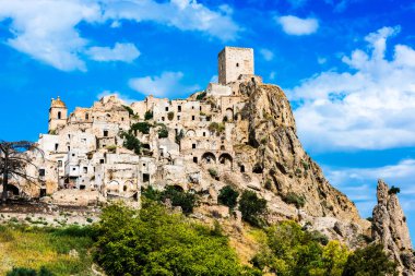 Matera, Basilicata, İtalya 'da hayalet bir kasaba olan Craco' nun manzarası