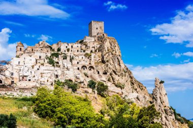Matera, Basilicata, İtalya 'da hayalet bir kasaba olan Craco' nun manzarası