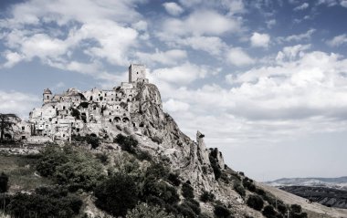 Matera, Basilicata, İtalya 'da hayalet bir kasaba olan Craco' nun manzarası
