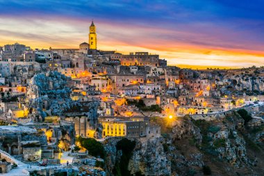 Matera, Basilicata, İtalya 'nın panoramik gece görüntüsü