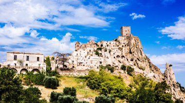 Matera, Basilicata, İtalya 'da hayalet bir kasaba olan Craco' nun manzarası
