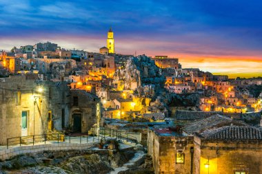Matera, Basilicata, İtalya 'nın panoramik gece görüntüsü