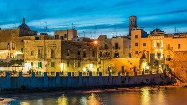 MONOPOLI, İtalya - SEP 2, 2020: Adriyatik Denizi üzerinde yer alan Cala Porta Vecchia, İtalya şehir plajından Monopoli manzarası