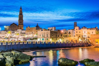 MONOPOLI, İtalya - SEP 2, 2020: Adriyatik Denizi üzerinde yer alan Cala Porta Vecchia, İtalya şehir plajından Monopoli manzarası