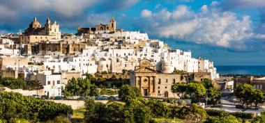 İtalya 'nın Brindisi ilindeki Ostuni' nin panoramik manzarası