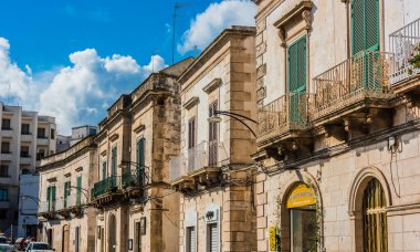OSTUNI, İtalya - 3. SEP 2020: Ostuni 'nin Brindisi, Apulia, İtalya' daki mimarisi