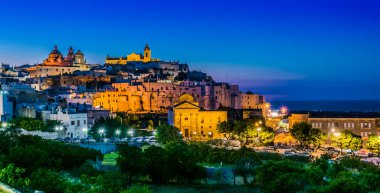 İtalya 'nın Brindisi ilindeki Ostuni' nin panoramik gece manzarası