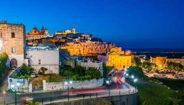 İtalya 'nın Brindisi ilindeki Ostuni' nin panoramik gece manzarası