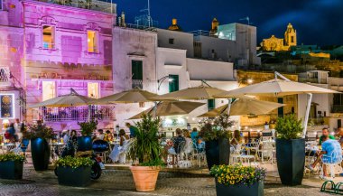 OSTUNI, İtalya - 3. SEP 2020: Ostunii 'nin eski kenti, Apulia, İtalya