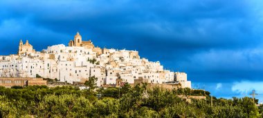 İtalya 'nın Brindisi ilindeki Ostuni' nin panoramik manzarası