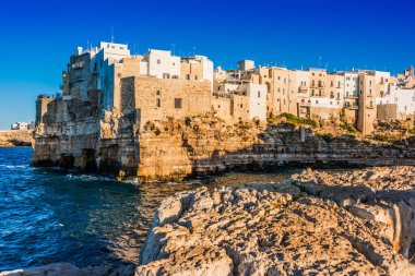 Polignano a Mare, İtalya 'nın başkenti Bari' de Adriyatik Denizi 'nde yer alan bir kasaba.