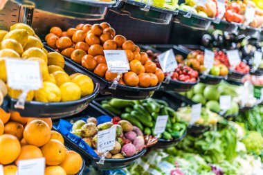 Süpermarkette taze sebzeler ve meyveler satılıyor..