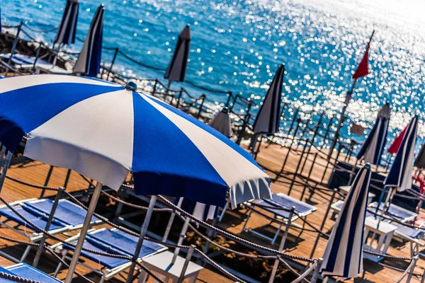 Deštníky Skalnaté Pláži Během Horkého Letního Dne — Stock fotografie