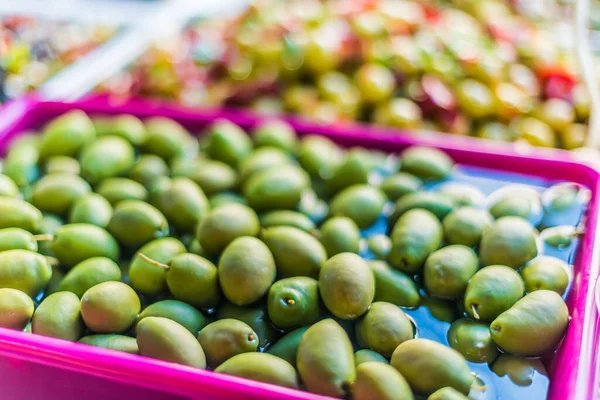 Olive Assortite Messe Vendita Nella Bancarella Del Mercato Italiano — Foto Stock