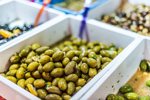 Různé Olivy Nabízené Prodeji Italském Trhu Pouliční Stánek — Stock fotografie