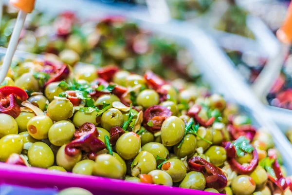 Olive Assortite Messe Vendita Nella Bancarella Del Mercato Italiano — Foto Stock