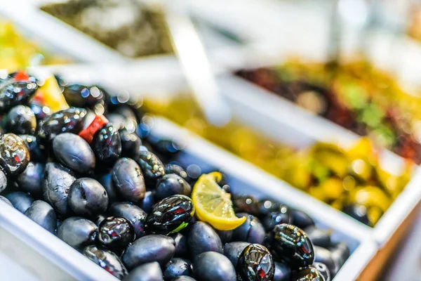 Olive Assortite Messe Vendita Nella Bancarella Del Mercato Italiano — Foto Stock