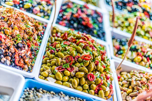 Olive Assortite Messe Vendita Nella Bancarella Del Mercato Italiano — Foto Stock