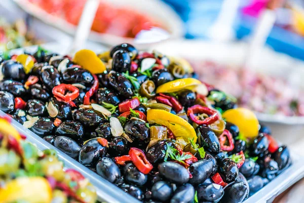 Surtido Aceitunas Puestas Venta Puesto Del Mercado Callejero Italiano —  Fotos de Stock