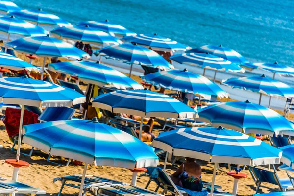 Deštníky Písečné Pláži Během Horkého Letního Dne — Stock fotografie