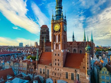 Gdansk 'taki eski kasabanın mimarisi. Dluga caddesindeki ana belediye binası, Pomeranya Voyvoda' sı, Polonya. 