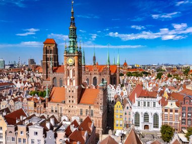 Gdansk 'taki eski kasabanın mimarisi. Dluga caddesindeki ana belediye binası, Pomeranya Voyvoda' sı, Polonya. 