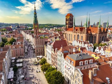 Gdansk 'taki eski kasabanın mimarisi. Dluga caddesindeki ana belediye binası, Pomeranya Voyvoda' sı, Polonya. 