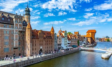 Gdansk 'taki eski kasabanın mimarisi. Motlawa nehri üzerindeki Crane Kapısı, Pomeranya Voyvavası, Polonya.. 