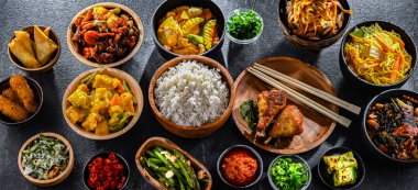 Doğu Asya yemeklerinin çeşitli kompozisyonu.