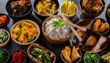 Doğu Asya yemeklerinin çeşitli kompozisyonu.