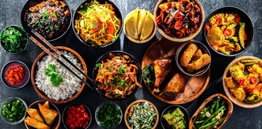 Doğu Asya yemeklerinin çeşitli kompozisyonu.