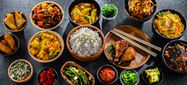 Doğu Asya yemeklerinin çeşitli kompozisyonu.