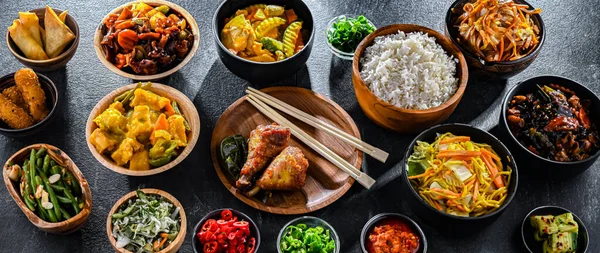 Doğu Asya yemeklerinin çeşitli kompozisyonu.