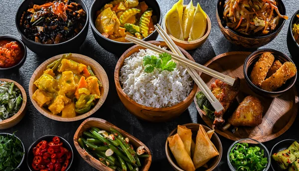 Doğu Asya yemeklerinin çeşitli kompozisyonu.