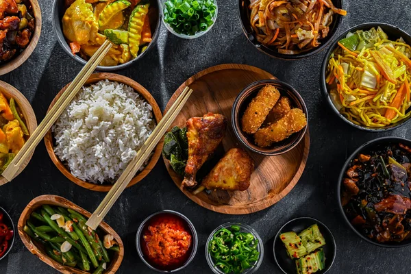 Doğu Asya yemeklerinin çeşitli kompozisyonu.