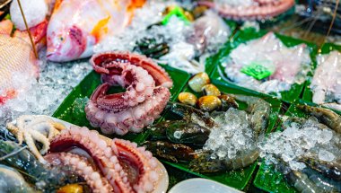 Ao Nang Şehir Marketi 'nde sokak yemekleri satılıyor. Tayland' da..