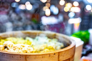 Ao Nang Şehir Marketi 'nde sokak yemekleri satılıyor. Tayland' da..