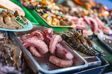 Tayland 'da Ao Nang Şehir Marketinde deniz ürünleri satılıyor..