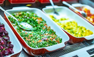 Lokantada sergilenen geleneksel levantin sebze salataları.